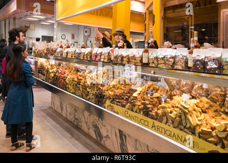 Ritratto orizzontale di clienti all'interno del Mercato Centrale di Firenze, Italia. Foto Stock