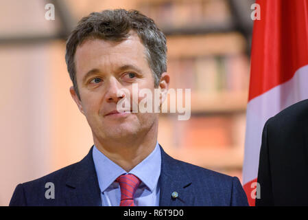 Riga, Lettonia. 06 Dic, 2018. Sua Altezza Reale il principe ereditario di Danimarca Frederik e Sua Altezza Reale la Principessa Maria Elisabetta di Danimarca, durante il libro cerimonia di donazione da Loro Altezze Reali il principe ereditario e la Principessa di Danimarca a NLL persone scaffale del credito: Gints Ivuskans/Alamy Live News Foto Stock