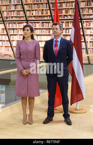 Riga, Lettonia. 06 Dic, 2018. Sua Altezza Reale il principe ereditario di Danimarca Frederik e Sua Altezza Reale la Principessa Maria Elisabetta di Danimarca, durante il libro cerimonia di donazione da Loro Altezze Reali il principe ereditario e la Principessa di Danimarca a NLL persone scaffale del credito: Gints Ivuskans/Alamy Live News Foto Stock