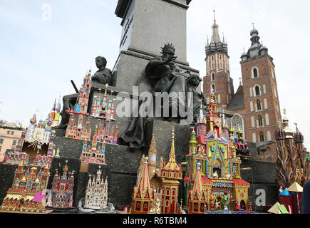 6 dicembre 2018 - Cracovia in Polonia - le scene della natività visto durante la 76th Presepe Contest in Cracovia. Cracovia Natale presepi in miniatura sono opere d'arte. Essi sono realizzati a mano da facilmente accessibili materiali: cartone, legno, piccoli ornamenti. Ogni anno il primo giovedì del mese di dicembre gli artisti si riuniscono attorno alle Adam Mickiewicz monumento sulla piazza principale per mostrare le loro ultime opere. Novembre 29, 2018 La tradizione della costruzione di Cracovia il presepe è andato alla lista rappresentativa del patrimonio culturale immateriale da parte dell'UNESCO. (Credito Immagine: © Damian Klamka/SOPA immagini via ZUMA filo) Foto Stock