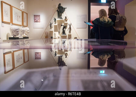 Stendal, Germania. 06 Dic, 2018. I giornalisti a piedi attraverso il Museo Winckelmann. Il museo è stato ristrutturato a partire dal giugno 2017. Le mostre si trattano con la vita e il lavoro di studioso e archeologo Johann Joachim Winckelmann (1717 - 1768), nato a Stendal. Credito: Klaus-Dietmar Gabbert/dpa-Zentralbild/dpa/Alamy Live News Foto Stock