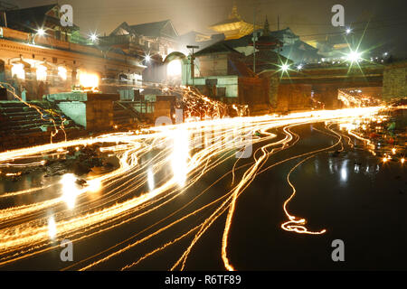 Kathmandu, Nepal. 6 dicembre, 2018. Lampade a olio galleggiante nel fiume Bagmati durante Bala Chaturdashi festival in Kathmandu, Nepal. Bala Chaturdashi festival è osservata in ricordo del tardo cari ed eseguendo rituali del defunti può assicurare un migliore posto nel cielo. Credito: Skanda Gautam/ZUMA filo/Alamy Live News Foto Stock