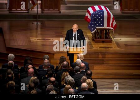 Washington DC, Stati Uniti d'America. 5 dicembre, 2018. Ex senatore statunitense Alan Simpson, offre l'elogio per l ex presidente degli Stati Uniti George H.W. Bush durante i funerali di Stato presso la Cattedrale Nazionale il 5 dicembre 2018 a Washington, DC. Bush, la quarantunesima edizione del presidente, morì nella sua casa di Houston all'età 94. Credito: Planetpix/Alamy Live News Foto Stock