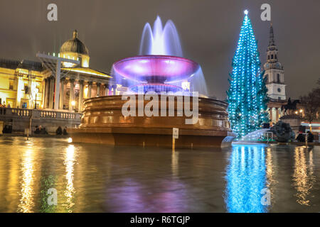 Trafalgar Square, Londra, UK, 6 dicembre 2018. Dignitari compreso il sindaco di Westminster, Cllr Lindsey Hall e il Sindaco di Oslo, Marianne Borgen, illumina l'albero accompagnate da esibizioni dal Salvation Army Band, canti e poesia. Il Trafalgar Square albero di Natale è attivato sulla cerimonia annuale su Trafalgar Square a Londra centrale per contrassegnare l'inizio della stagione festiva. Credito: Imageplotter News e sport/Alamy Live News Foto Stock