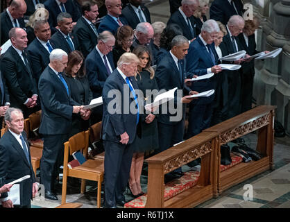 Attuali ed ex presidenti degli Stati Uniti di presenze a livello nazionale servizio funebre in onore del compianto ex presidente degli Stati Uniti George H.W. Bush alla Cattedrale Nazionale di Washington di Washington il Mercoledì, 5 dicembre 2018. Prima fila, da sinistra a destra: ex presidente degli Stati Uniti George Bush, il presidente statunitense Trump, first lady Melania Trump, ex presidente degli Stati Uniti Barack Obama, ex presidente degli Stati Uniti Bill Clinton, ex Segretario di Stato Usa Hillary Rodham Clinton, ex Presidente statunitense Jimmy Carter, ex prima Signora Rosalynn Carter. Seconda fila: US Vice Presidente Mike Pence, Karen Pe Foto Stock