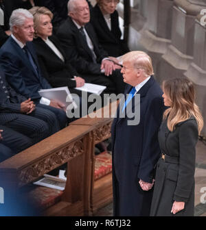 Il Presidente degli Stati Uniti, Trump e la first lady Melania Trump a piedi passato ex presidente degli Stati Uniti Bill Clinton, ex Segretario di Stato Usa Hillary Rodham Clinton ed ex Presidente statunitense Jimmy Carter, che arrivano per la National servizio funebre in onore del compianto ex presidente degli Stati Uniti George H.W. Bush alla Cattedrale Nazionale di Washington di Washington il Mercoledì, 5 dicembre 2018. Credito: Ron Sachs/CNP (restrizione: NO New York o New Jersey o giornali quotidiani nel raggio di 75 miglia da New York City) | utilizzo in tutto il mondo Foto Stock