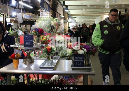 New York, NY, STATI UNITI D'AMERICA. 6 dicembre, 2018. Un sotterraneo unico esperienza dello shopping si trova al Turnstyle mercato sotterraneo a Columbus Circle, offrendo il transito di massa di pendolari un vasto arretrati di opzioni per lo shopping senza lasciare la comodità della metropolitana affollata transit hub, con una raccolta di negozi, chioschi e un food court come si vede il 6 dicembre 2018. Credito: 2018 G. Ronald Lopez/DigiPixsAgain.us/Alamy Live News Foto Stock