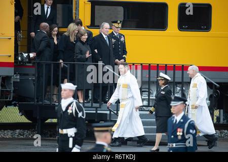 Ex Pres. George W Bush, moglie Laura e famiglia un passo fuori il treno che porta lo scrigno di Bush padre, ex Presidente George H.W. Bush, al suo arrivo al Texas A&M University prima della sepoltura presso la vicina Biblioteca George Bush. Foto Stock