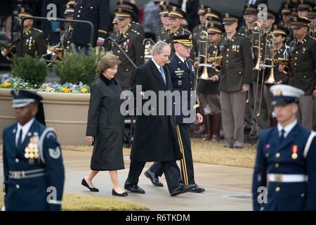 Ex Pres. George W Bush e la moglie Laura arrivano al Texas A&M University con il treno che porta lo scrigno di Bush padre, ex Presidente George H.W. Bush, prima della sepoltura presso la vicina Biblioteca George Bush. Foto Stock