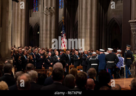 I militari USA la guardia d'onore portare la bandiera drappeggiati scrigno di ex presidente George H.W. Boccola del corridoio della cattedrale nazionale a conclusione dei funerali di Stato il 5 dicembre 2018 a Washington, DC. Bush, la quarantunesima edizione del presidente, morì nella sua casa di Houston all'età 94 e verrà sepolto nella sua biblioteca presidenziale al Texas A&M University. Foto Stock