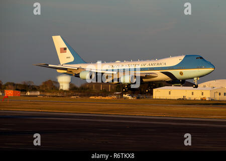 Houston, Texas, Stati Uniti d'America. 5 Dic, 2018. Air Force-1 chiamato "speciale missione aria 41' che portano l ex Presidente George Herbert Walker Bush corpo arrivando ad Ellington campo riserva comune Base su Mercoledì, 5 Dicembre 2018 a Houston. Credito: Juan DeLeon/ZUMA filo/Alamy Live News Foto Stock