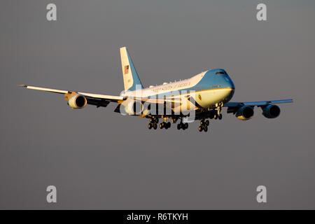 Houston, Texas, Stati Uniti d'America. 5 Dic, 2018. Air Force 1 chiamato Ã'Sspeciale missione aria 41' che portano l ex Presidente George Herbert Walker Bush corpo arriva ad Ellington campo riserva comune Base su Mercoledì, 5 Dicembre 2018 a Houston. Credito: Juan DeLeon/ZUMA filo/Alamy Live News Foto Stock