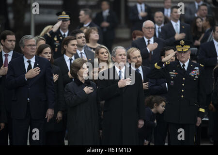 College Station, Texas, Stati Uniti d'America. 6 dicembre, 2018. Teca contenente i resti dell'ex Presidente George H.W. Arriva Bush in Texas A&M University per una ventina di minuti di cerimonia nuziale prima il suo ultimo luogo di riposo presso la Biblioteca George Bush. Bush è deceduto il 6 novembre Trentesimo a Houston. Credito: Bob Daemmrich/ZUMA filo/Alamy Live News Foto Stock