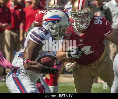 San Francisco, California, Stati Uniti d'America. 7 Ott 2012. San Francisco 49ers difensivo fine Justin Smith (94) affronta Buffalo Bills running back Fred Jackson (22) Domenica 7 ottobre, 2012, a Candlestick Park Ottobre 7, 2012, a San Francisco, CA il 49ers sconfitto le bollette 45-3. Credito: Al di Golub/ZUMA filo/Alamy Live News Foto Stock