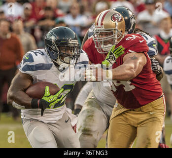 San Francisco, California, Stati Uniti d'America. Xviii oct, 2012. San Francisco 49ers difensivo fine Justin Smith (94) affronta Seattle Seahawks running back Robert Turbin (22) giovedì al Candlestick Park di San Francisco, CA. Il 49ers sconfitto il Seahawks 13-6. Credito: Al di Golub/ZUMA filo/Alamy Live News Foto Stock