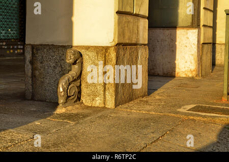 Torino, Piemote, Italia. Luglio 2018. Vintage arredo urbano dettagli: il pararuota o i cordoli alle porte delle case antiche del centro sono s Foto Stock