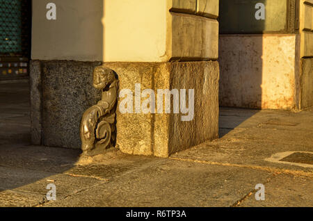 Torino, Piemote, Italia. Luglio 2018. Vintage arredo urbano dettagli: il pararuota o i cordoli alle porte delle case antiche del centro sono s Foto Stock
