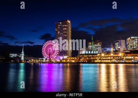 Kobe, Hyogo, Giappone - 22 Novembre 2018: Esposizione lunga scena del mosaico mall e grande ruota panoramica Ferris di Kobe Harborland al crepuscolo. Foto Stock