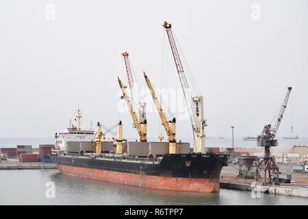 Nave cargo ancorato nel porto di Agadir,Marocco,Africa del nord Foto Stock