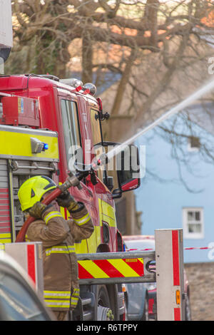 I vigili del fuoco partecipando a una casa di fuoco in Evesham Foto Stock