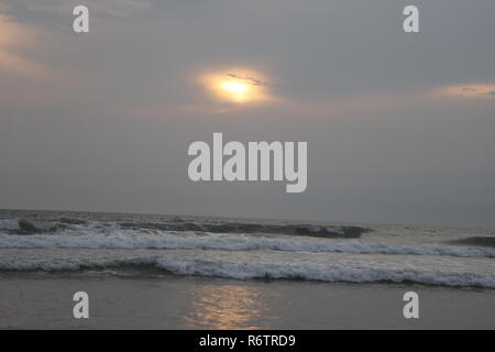 Molto bello e distensivo tramonto sulla spiaggia di Goa Foto Stock