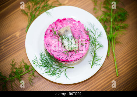 Layered insalata di verdure bollite con bietole e aringa Foto Stock