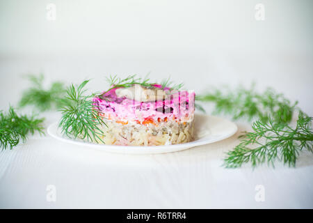 Layered insalata di verdure bollite con bietole e aringa Foto Stock