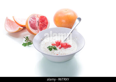 Dolce di farina di avena con fette di pompelmo rosso in un vaso di ceramica Foto Stock