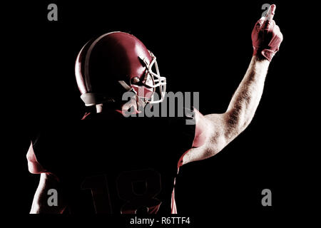 Giocatore di football americano nel casco rivolto verso l'alto Foto Stock