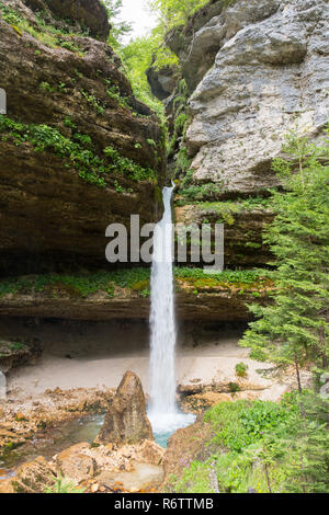 Tomaia cascata Pericnik nelle Alpi slovene in autunno, il Parco Nazionale del Triglav Foto Stock
