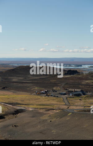 Il paesaggio di Myvatn e geotermia sono compresi Krafla power station in tempo soleggiato, il nord dell'Islanda Foto Stock