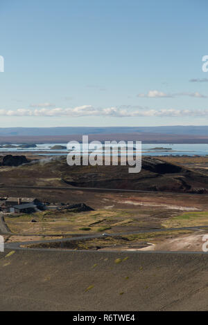 Il paesaggio di Myvatn e geotermia sono compresi Krafla power station in tempo soleggiato, il nord dell'Islanda Foto Stock