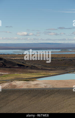 Il paesaggio di Myvatn e geotermia sono compresi Krafla power station in tempo soleggiato, il nord dell'Islanda Foto Stock