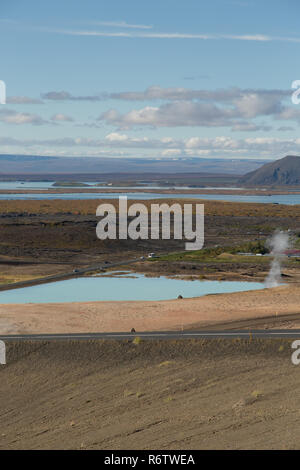 Il paesaggio di Myvatn e geotermia sono compresi Krafla power station in tempo soleggiato, il nord dell'Islanda Foto Stock