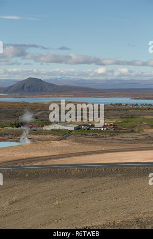 Il paesaggio di Myvatn e geotermia sono compresi Krafla power station in tempo soleggiato, il nord dell'Islanda Foto Stock