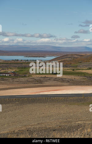 Il paesaggio di Myvatn e geotermia sono compresi Krafla power station in tempo soleggiato, il nord dell'Islanda Foto Stock