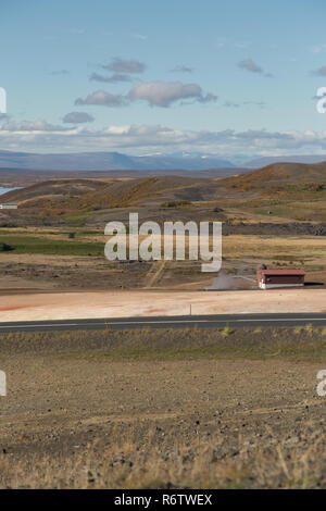 Il paesaggio di Myvatn e geotermia sono compresi Krafla power station in tempo soleggiato, il nord dell'Islanda Foto Stock