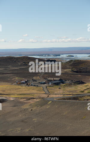 Il paesaggio di Myvatn e geotermia sono compresi Krafla power station in tempo soleggiato, il nord dell'Islanda Foto Stock