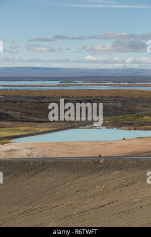 Il paesaggio di Myvatn e geotermia sono compresi Krafla power station in tempo soleggiato, il nord dell'Islanda Foto Stock