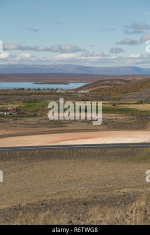 Il paesaggio di Myvatn e geotermia sono compresi Krafla power station in tempo soleggiato, il nord dell'Islanda Foto Stock