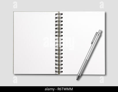 Fustellato aperto il notebook a spirale e penna isolato su grigio Foto Stock