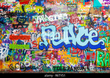 Praga Lennon parete zeď Lennonova con la pace di Praga graffiti Velkopřevorské náměstí, Malá Strana Praga Repubblica Ceca Europa Foto Stock