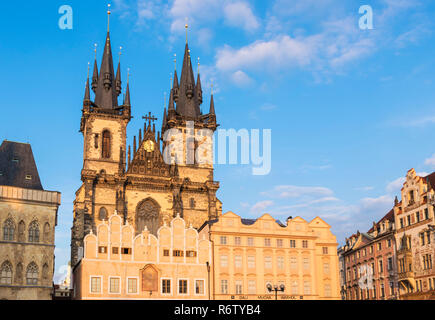 Praga chiesa di Tyn vista frontale della chiesa di Nostra Signora di Tyn nella vecchia piazza Staromestske Namesti Staré Město Praga Repubblica Ceca Europa Foto Stock