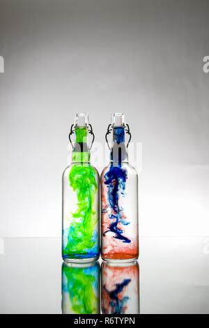 Bottiglie con sostanza di colore Foto Stock