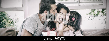 Madre riceve regalo da suo marito e figlia Foto Stock