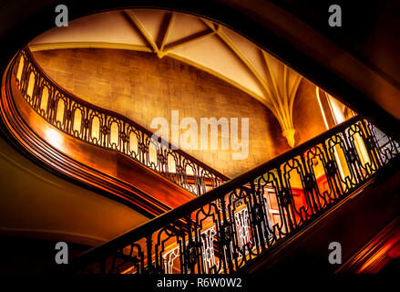 Un ornati in scala che conduce al piano superiore di Callanwolde Fine Arts Center, il quale è alloggiato entro un 27.000 piedi quadrati Revival Gothic-Tudor mansion Foto Stock