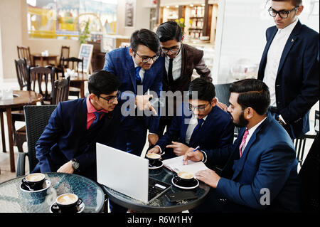 Processo collaborativo di Indian business mans durante la riunione di brainstorming in ufficio.diversi team di giovani vestiti in abiti cooperando su svil Foto Stock