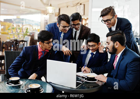 Processo collaborativo di Indian business mans durante la riunione di brainstorming in ufficio.diversi team di giovani vestiti in abiti cooperando su svil Foto Stock