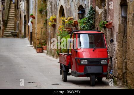 Piaggio Ape in piedi alla strada vuota della vecchia città italiana Foto Stock