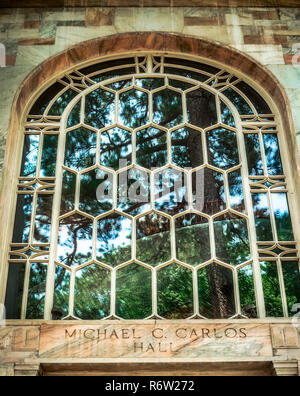 Una finestra è raffigurato alla Emory University, Luglio 8, 2014, ad Atlanta, Georgia. Il 1916 edificio è costruito in stile Beaux Arts. Foto Stock